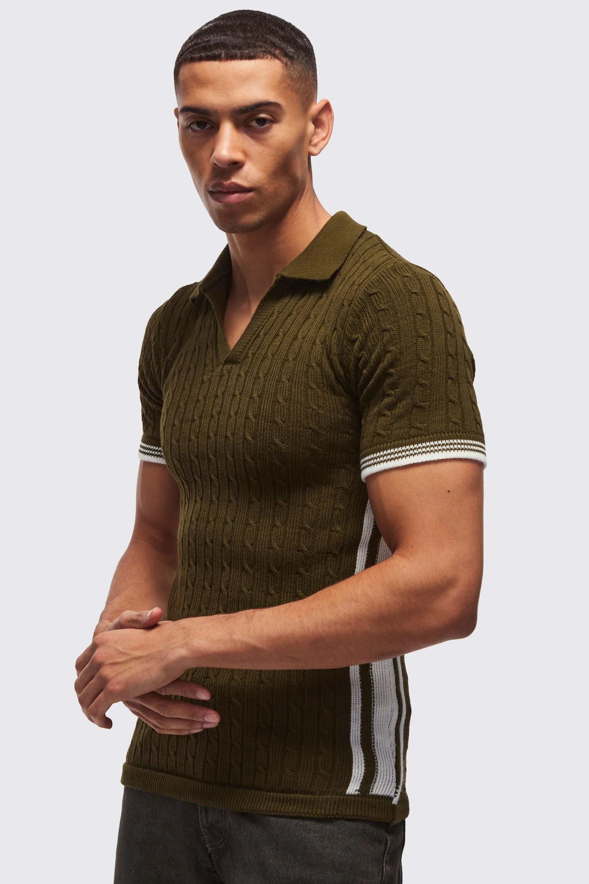 Muscle-Fit Poloshirt mit V-Ausschnitt