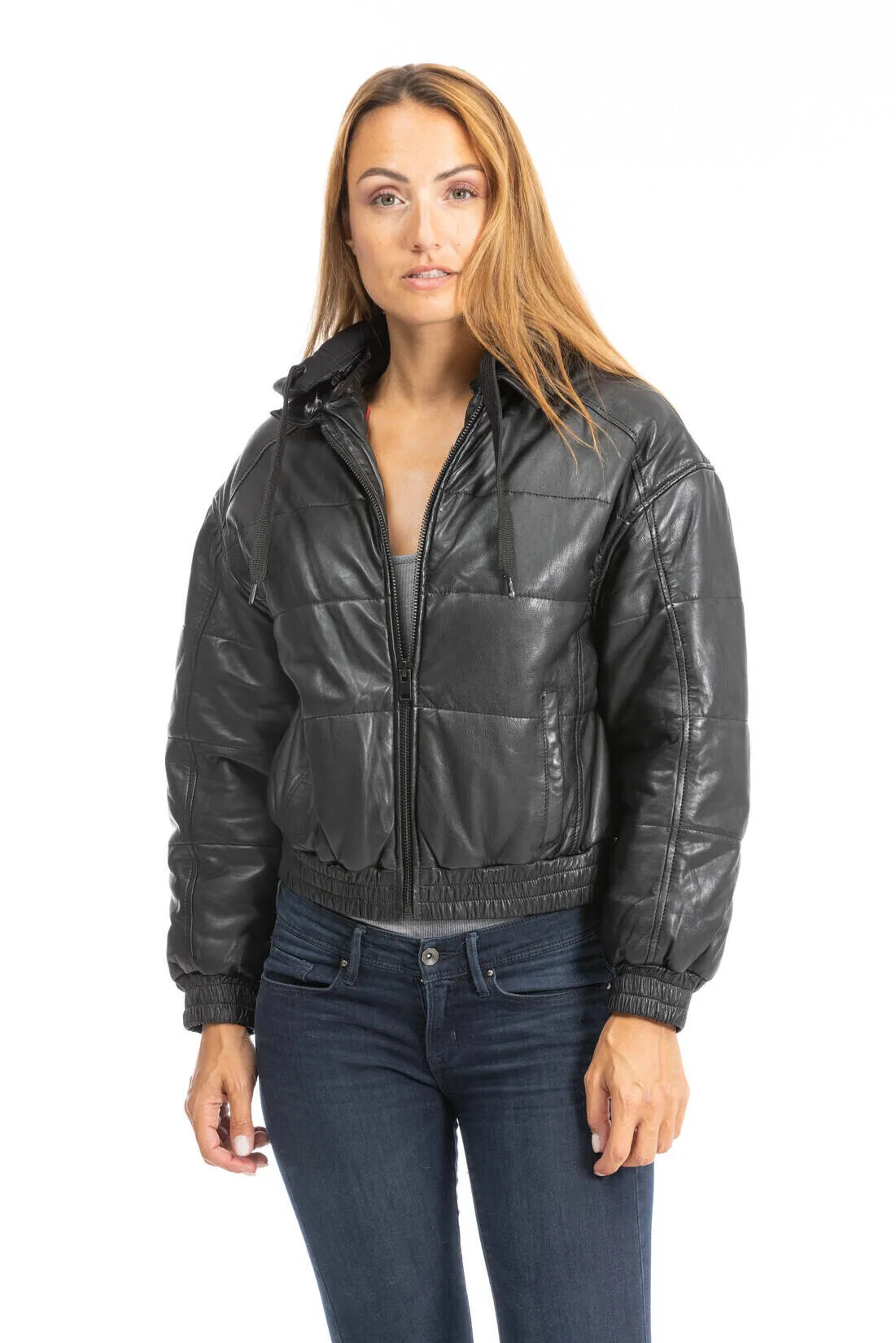 Schwarze Damen-Lederjacke mit Kapuze im Daunenjackenstil &bdquo;Dacana&ldquo;.