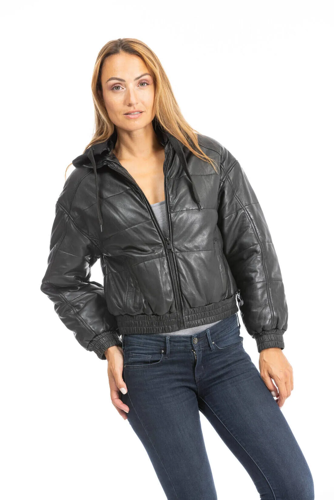 Schwarze Damen-Lederjacke mit Kapuze im Daunenjackenstil &bdquo;Dacana&ldquo;.